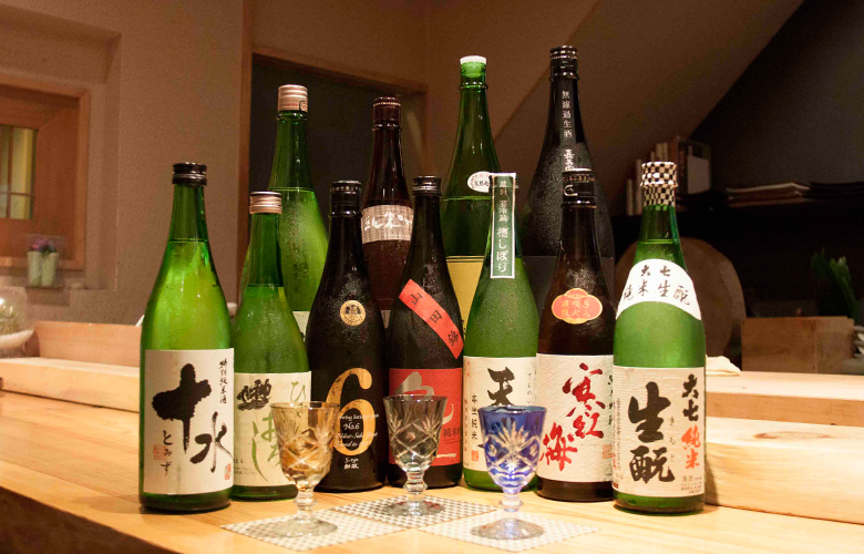 写真：寿し小椋店主の厳選した日本酒等の写真